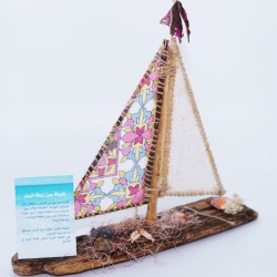 un bateaux en bois avec un voile de mer rose et balnc un bateaux en bois avec un voile de mer rose et balnc