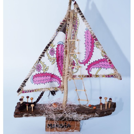 Un bateaux en bois avec un voile de mer rose 